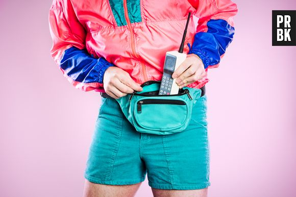 Meia de celular, adesivo na TV e mais: 7 trends dos anos 90 que todo mundo tinha