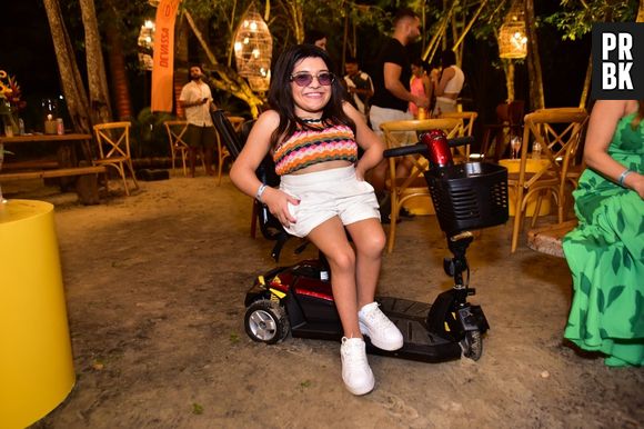 Pequena Lo também estava arrasando com look de praia no "São João da Thay"