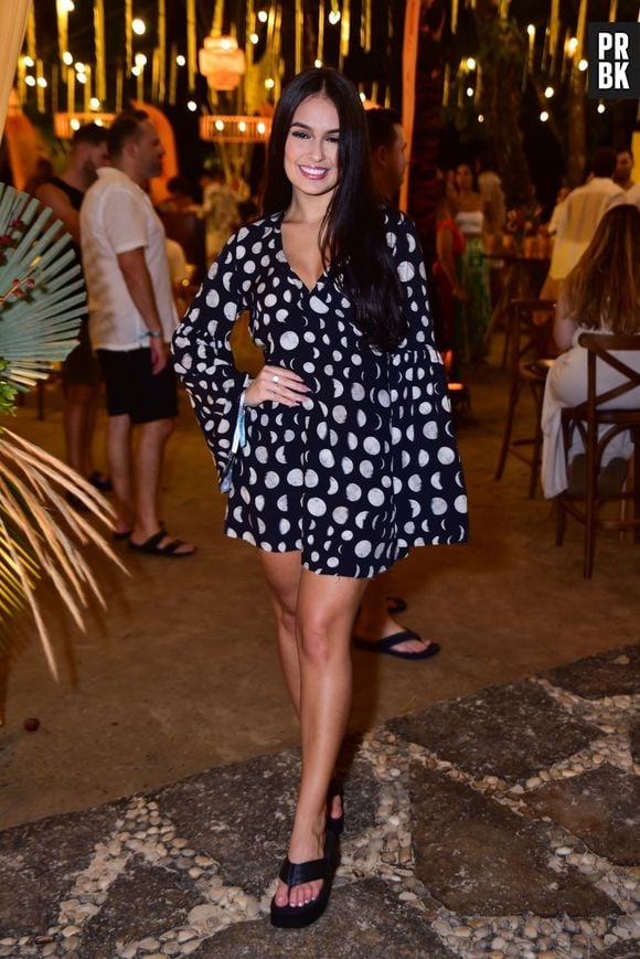 Larissa Santos apostou em um vestido de bolinhas