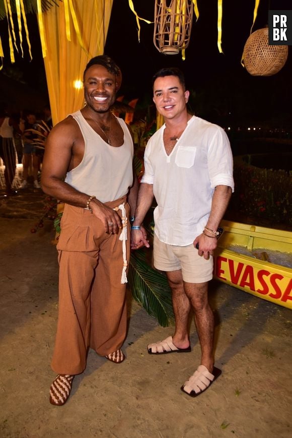 Fred Nicácio e seu marido estavam maravilhosos seguindo a vibe praia