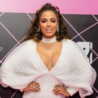 Sangue! Anitta revela rotina inusitada de skincare. Descubra os segredos de beleza da cantora