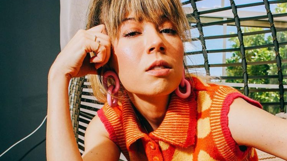 Jennette McCurdy revela que mãe deu banho nela até os 18 anos e fazia inspeções íntimas em seu corpo