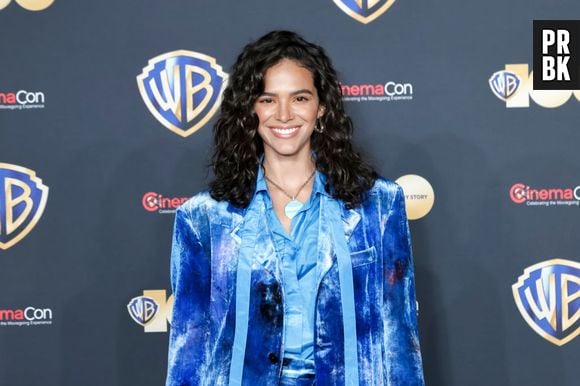 Bruna Marquezine faz sua estreia internacional com "Besouro Azul"