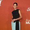 Bruna Marquezine usou vestido preto com detalhes azul no evento Variety Power of Young Hollywood