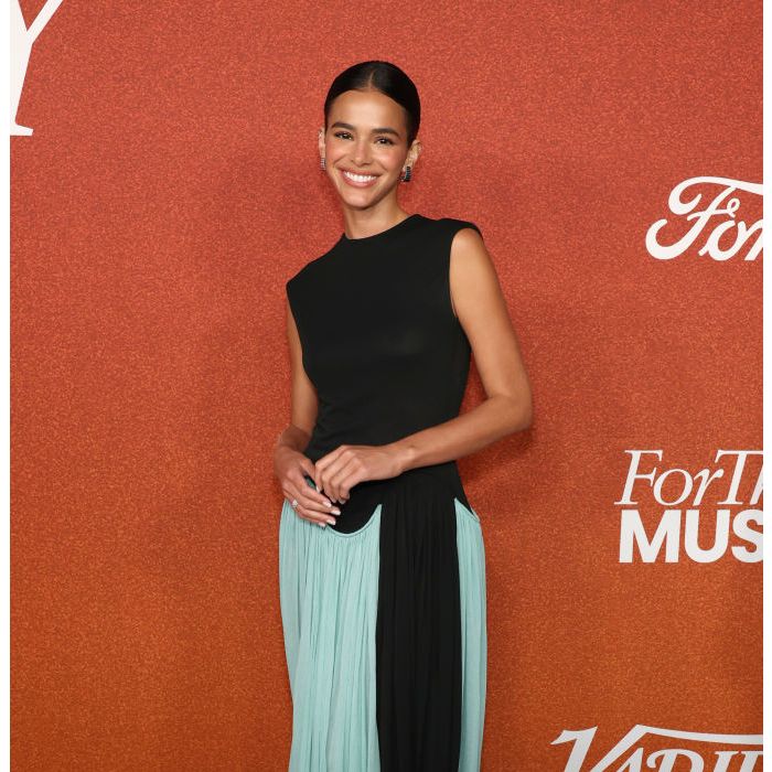   Bruna Marquezine usou vestido preto com detalhes azul no evento  Variety Power of Young Hollywood 