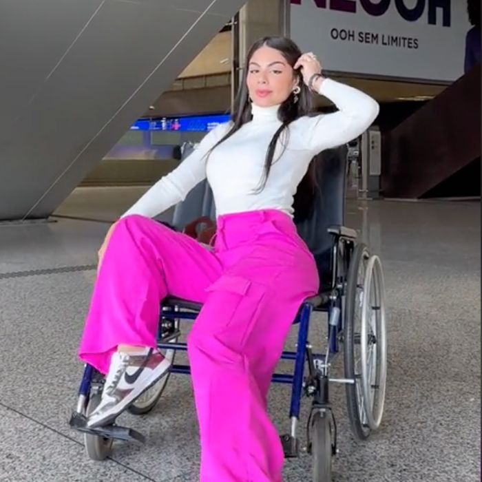 Influenciadora viraliza com ideias de poses para cadeirantes