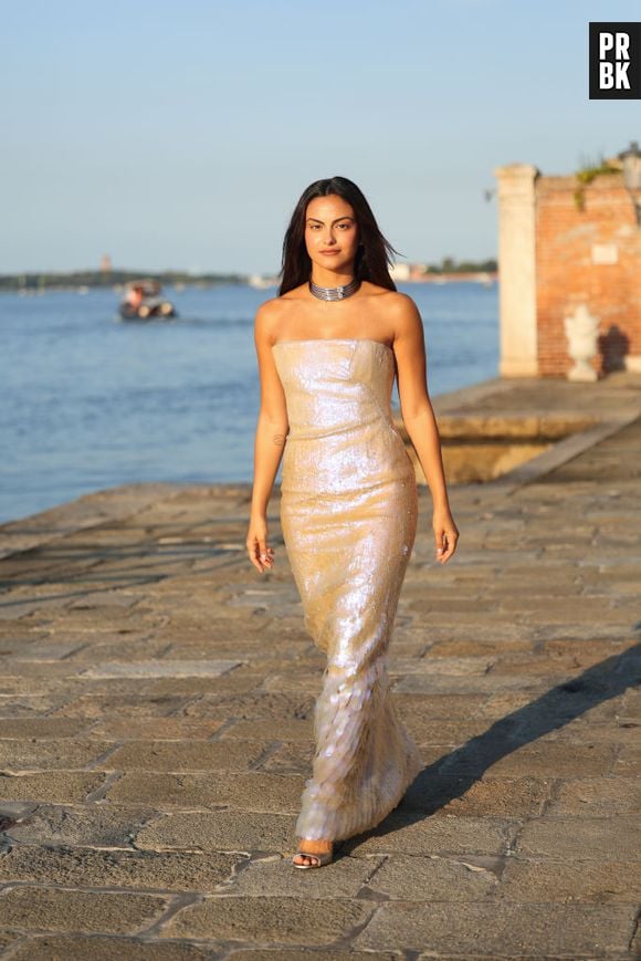 Camila Mendes estava deslumbrante com vestido sereia cintilante