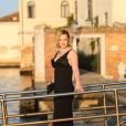 Lili Reinhert usou vestido preto no Festival de Veneza 2023