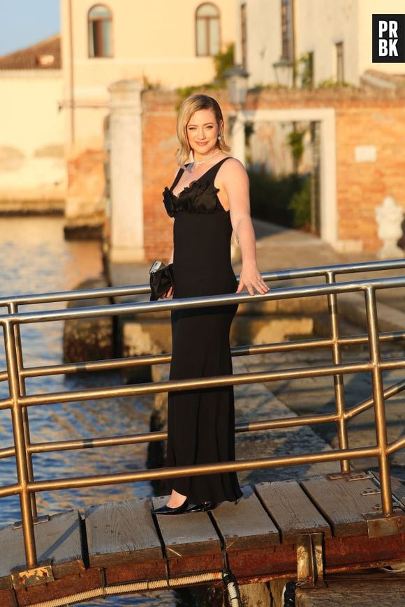 Lili Reinhert usou vestido preto no Festival de Veneza 2023