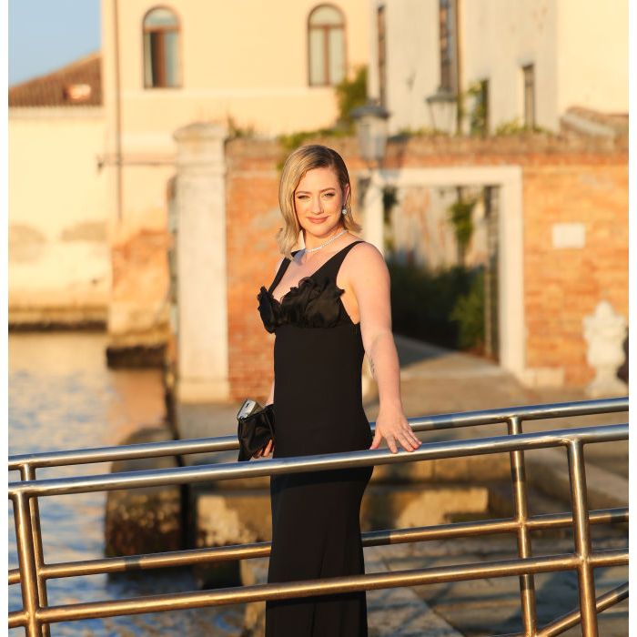 Lili Reinhert usou vestido preto no Festival de Veneza 2023