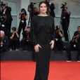 Adriana Lima estava maravilhosa com seu vestido preto brilhante