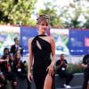 Barbara Palvin estava elegante e ousada com seu vestido preto com fendas