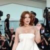 Bella Thorne brilhou com vestido tubinho branco com cauda esvoaçante