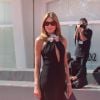 Carla Bruni usou fenda poderosa em vestido com flor acima do decote