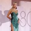 O vestido verde cintilante com fenda de Rose Bertram ficou completamente maravilhoso