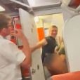 Sexo nas alturas! Comissário surpreende casal transando no banheiro de avião e tripulação fica em choque