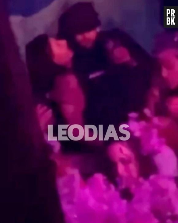 Neymar é visto em clima de intimidade com duas mulheres