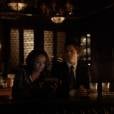  Bonnie (Kat Graham) mostra para Damon (Ian Somerhalder) o v&iacute;deo que gravou do passado em "The Vampire Diaries" 