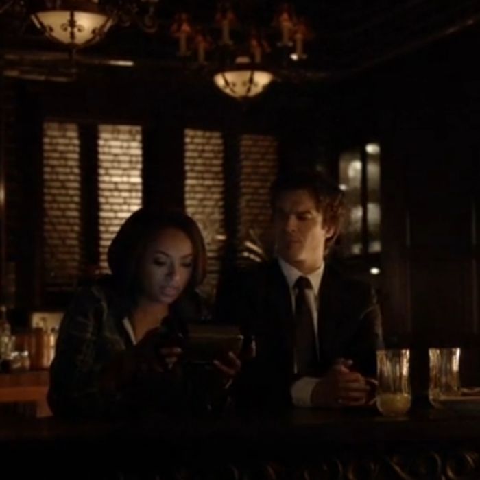  Bonnie (Kat Graham) mostra para Damon (Ian Somerhalder) o v&amp;iacute;deo que gravou do passado em &quot;The Vampire Diaries&quot; 