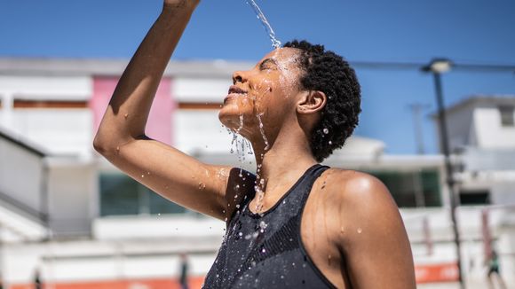 O preto não é a única cor de roupa que absorve o calor. Descubra as cores mais indicadas para dias quentes!