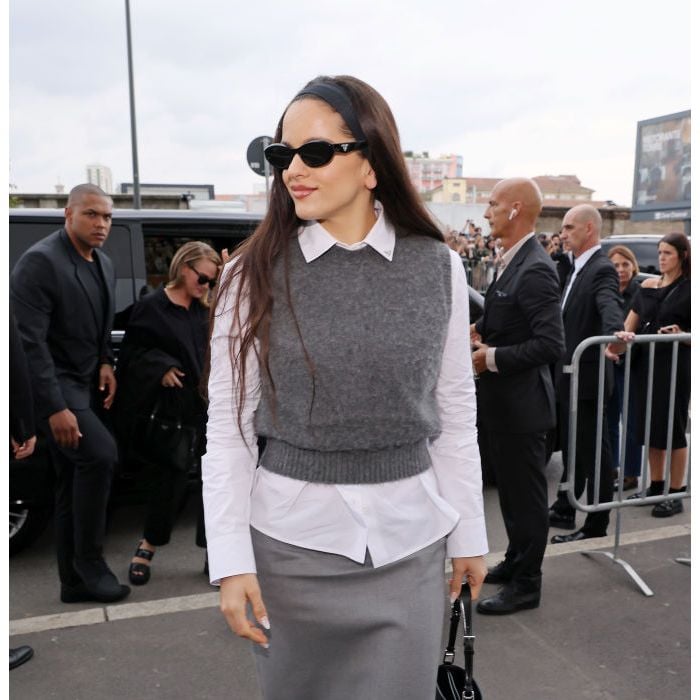 Rosalía usou look branco e cinza com óculos escuros na Semana de Moda de Milão 2023