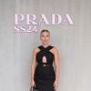 Scarlett Johanson usou vestido com decote cruzado em desfile da Prada na Semana de Moda de Milão 2023