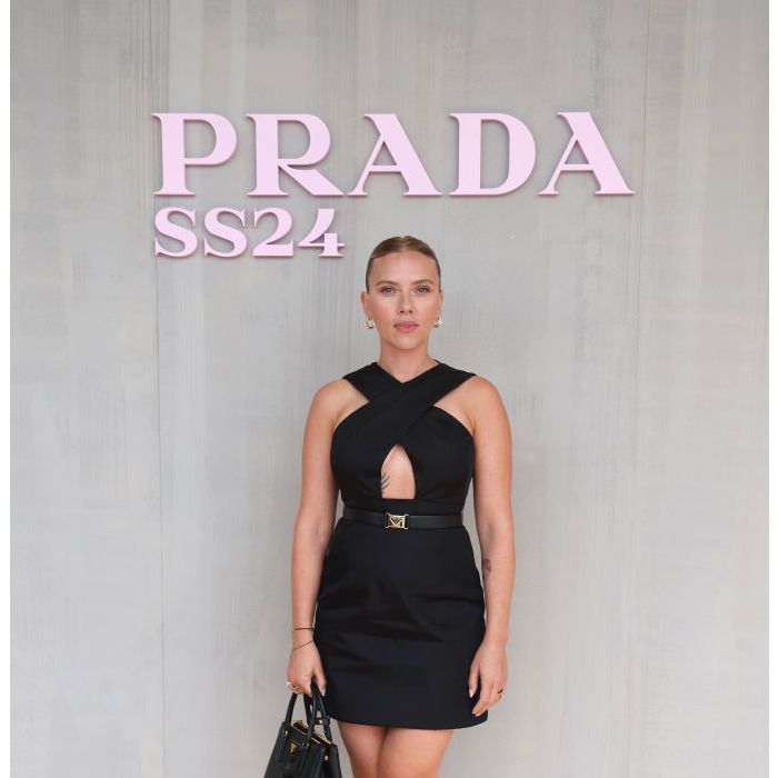 Scarlett Johanson usou vestido com decote cruzado em desfile da Prada na Semana de Moda de Milão 2023