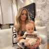 Cabeça do filho de Paris Hilton chama atenção e haters disparam comentários preconceituosos