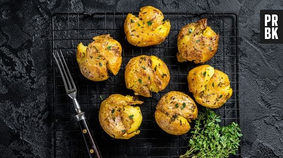 Smashed potatoes é um ótimo jantar que ainda é fácil de ser preparado