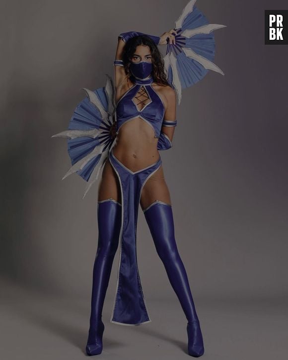 Marina Sena se fantasiou de Kitana para o Halloween