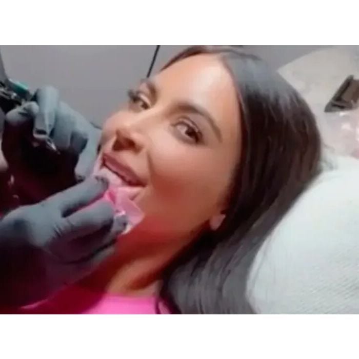 Kim Kardashian fez tatuagem secreta com alguns amigos em 2021
