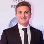 Luciano Huck preso? Foto do apresentador algemado e com guardas choca a web. Saiba a verdade