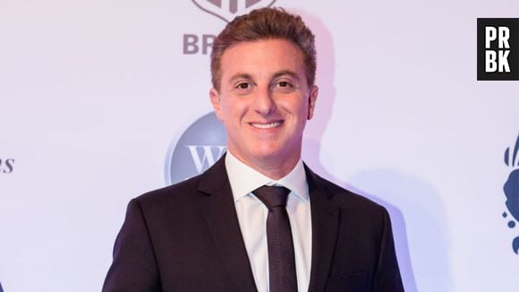 Luciano Huck explica foto em que ele aparece algemado e que viralizou na web