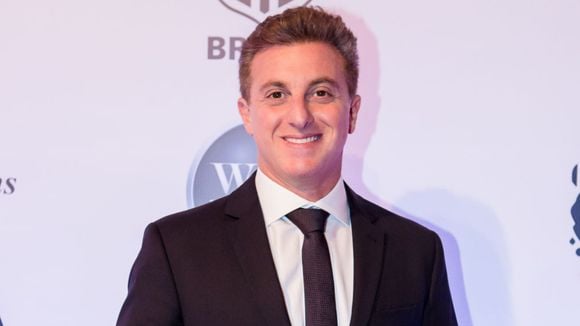 Luciano Huck preso? Foto do apresentador algemado e com guardas choca a web. Saiba a verdade