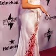 Luísa Sonza chegou no TikTok Awards 2023 com um vestido branco com manchas de sangue