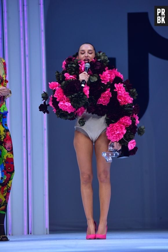 O look repleto de flores de Malu Borges deu o que falar no TikTok Awards 2023