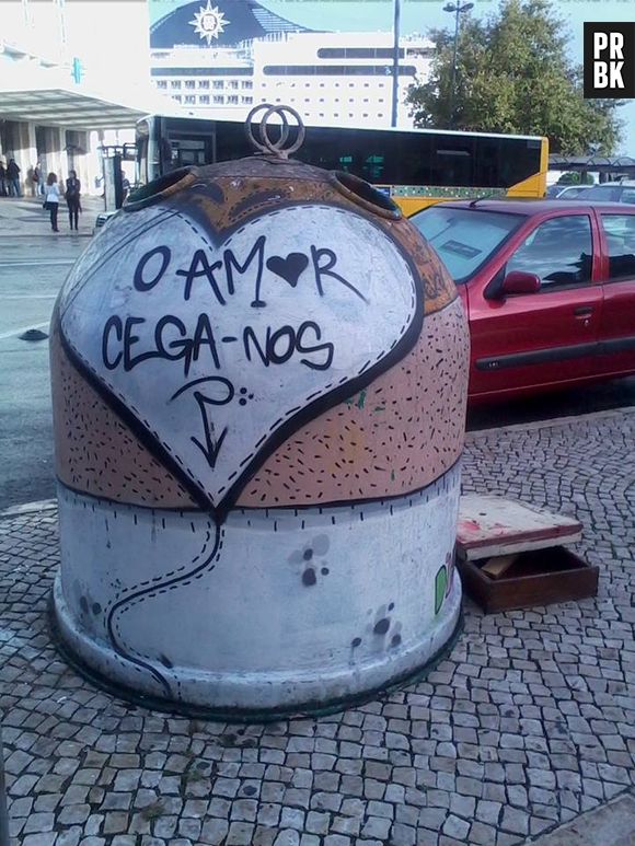 Essa frase deveria ser atualizada para: "Amor cega parcialmente". Afinal é só quando você está perto da pessoa em questão é que você fica completamente idiota