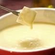  No inverno, nada melhor do que uma fondue de queijo. Pera, no ver&atilde;o tamb&eacute;m t&aacute; valendo!&nbsp; 