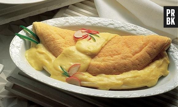 Tá aí um bom motivo pra acordar cedo: omelete de queijo como café da manhã!