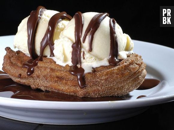A mistura de sorvete com churros cai muito bem!
