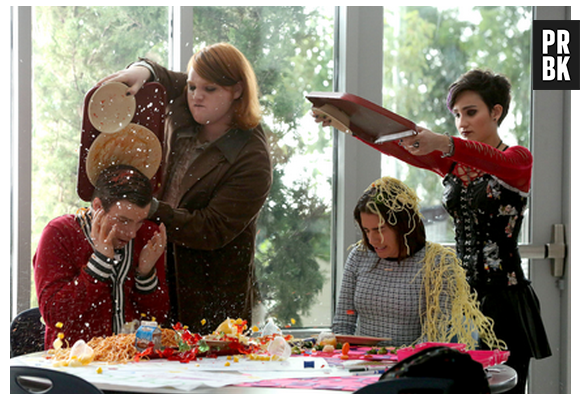 Relembrando o início de tudo, Kurt (Chris Colfer) e Rachel (Lea Michele) sofrem bullying em "Glee"