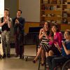 Os veteranos do New Directions assistem a uma aula do coral em "Glee"