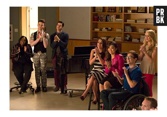 Os veteranos do New Directions assistem a uma aula do coral em "Glee"