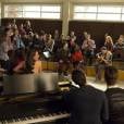 Em "Glee", a sala do coral fica super cheia durante uma apresenta&ccedil;&atilde;o que une novatos e veteranos 
