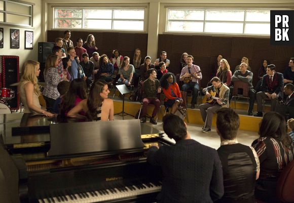 Em "Glee", a sala do coral fica super cheia durante uma apresentação que une novatos e veteranos