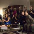  Em "Glee", no futuro, Blaine (Darren Criss), Kurt (Chris Colfer), Mercedes (Amber Riley) e os outros comemoram muito algo que aconteceu! 
