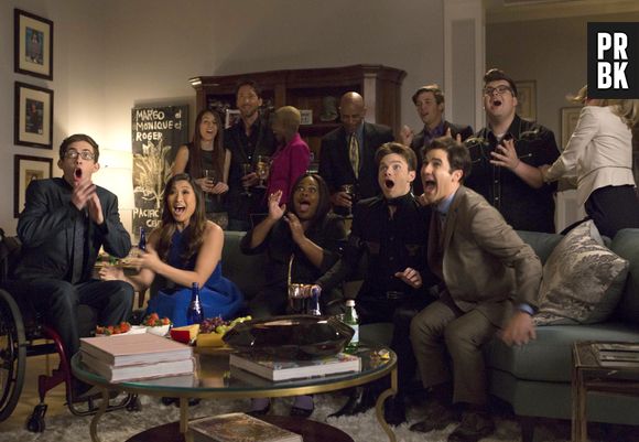 Em "Glee", no futuro, Blaine (Darren Criss), Kurt (Chris Colfer), Mercedes (Amber Riley) e os outros comemoram muito algo que aconteceu!