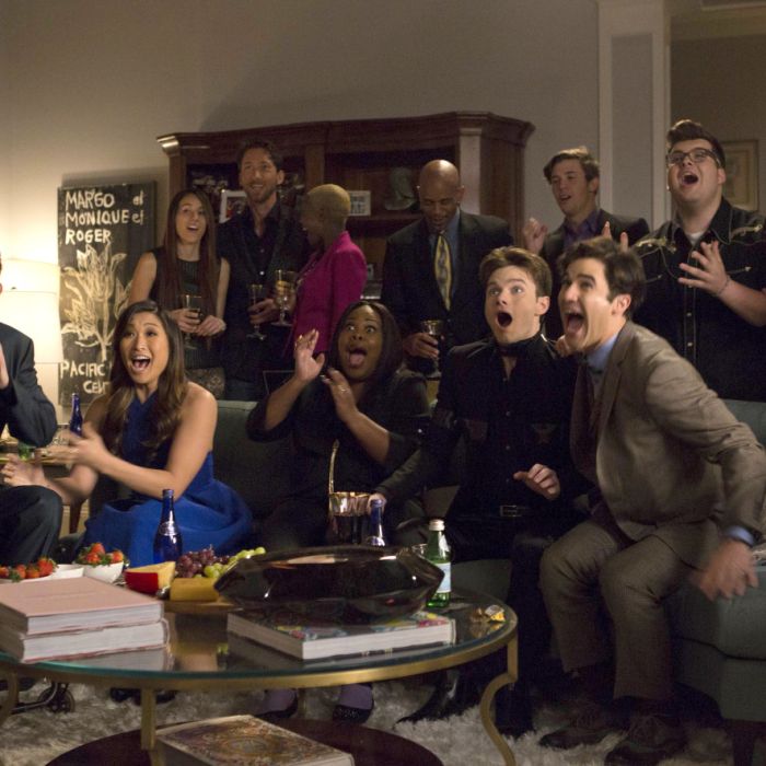  Em &quot;Glee&quot;, no futuro, Blaine (Darren Criss), Kurt (Chris Colfer), Mercedes (Amber Riley) e os outros comemoram muito algo que aconteceu! 