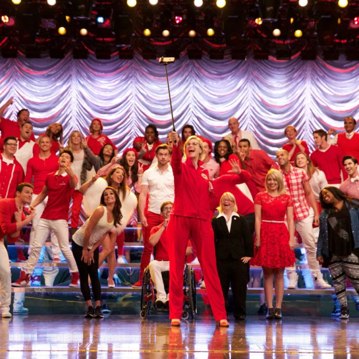  Em &quot;Glee&quot;, a &amp;uacute;ltima cena mostra o elenco todo cantando no audit&amp;oacute;rio 
