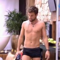 No "BBB 15": De sunga branca! Mariza e Adrilles reclamam do figurino ousado de Rafael na casa!